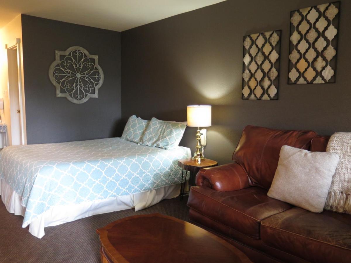 Wimberley Inn & Bar Room photo
