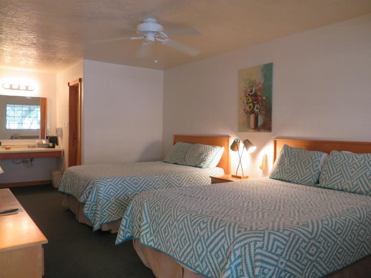 Wimberley Inn & Bar Room photo