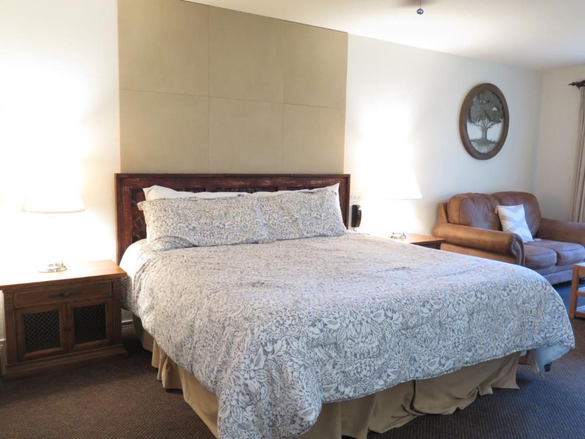 Wimberley Inn & Bar Room photo